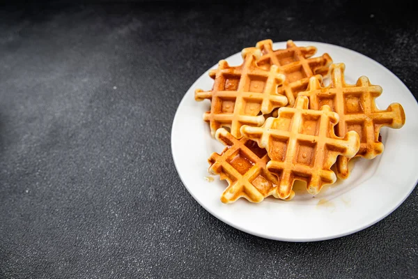 Waffle tatlı tatlı Belçika waffle yemek aperatifleri masanın üzerinde fotokopi uzay yiyecek arka plan kırsal üst görünüm