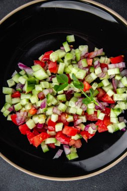 Salata sebze salatalığı, domates taze sebzeler sağlıklı yemek aperatifleri yemek aperatifleri fotokopi uzayı arka plan kırsal manzarası.