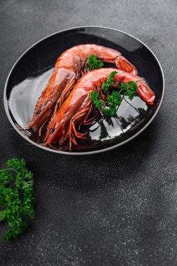 Karides gambas langoustine büyük karides yemek aperatifi masada fotokopi uzayı arka plan kırsal üst görünüm 