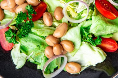 Beyaz fasulye salatası yeşil marul, domates, soğan sağlıklı iştah açıcı yemek aperatifleri fotokopi uzayı arka plan kırsal manzarası