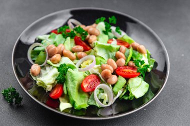 Beyaz fasulye salatası yeşil marul, domates, soğan sağlıklı iştah açıcı yemek aperatifleri fotokopi uzayı arka plan kırsal manzarası