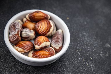 Şekerli deniz kabuğu çikolatalı tatlı iştah açıcı yemek aperatifleri masanın üzerinde fotokopi alanı arka plan kırsal manzarası