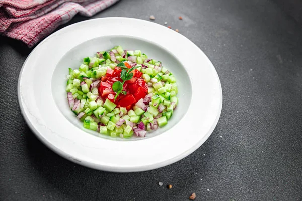 Salata sebze salatalığı, domates taze sebzeler sağlıklı yemek aperatifleri yemek aperatifleri fotokopi uzayı arka plan kırsal manzarası.