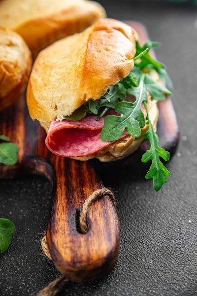 Pain Sandwich Saucisse Salami Roquette Laitue Verte Prêt Manger Cuisine — Photo