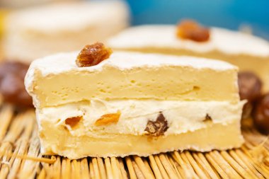 Kestane ve mascarpone tabakalı camembert sağlıklı beslenmeye hazır iştah açıcı yemek aperatifleri fotokopi masasında uzay yiyecek arka plan kırsal manzarası