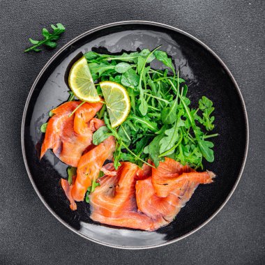 Az tuzlanmış somon balığı füme balığı salatası sağlıklı beslenmeye hazır iştah açıcı yemek aperatifler fotokopi masasında uzay yiyecekleri arka plan kırsal görüş diyeti Cezayir yemeği