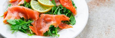 Az tuzlanmış somon balığı füme balığı salatası sağlıklı beslenmeye hazır iştah açıcı yemek aperatifler fotokopi masasında uzay yiyecekleri arka plan kırsal görüş diyeti Cezayir yemeği