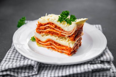 Lazanya bolonez lezzetli et yemeği. Sağlıklı beslenmeye hazır. Aperatif yemek.