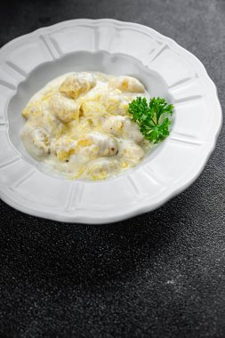 gnocchi krem peynir sosu patates hamuru ikinci tabak taze sağlıklı yemek aperatifler yemek aperatifler masa üzerinde fotokopi alanı arka plan kırsal manzarası