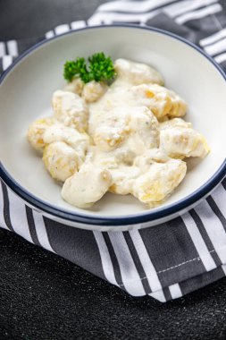 gnocchi krem peynir sosu patates hamuru ikinci tabak taze sağlıklı yemek aperatifler yemek aperatifler masa üzerinde fotokopi alanı arka plan kırsal manzarası