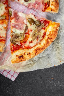 pizza enginarlı fast food jambonlu, zeytinli, iştah açıcı, yemek aperatifli, fotokopi makineli, arka plan kırsal manzaralı.
