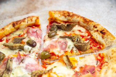 pizza enginarlı fast food jambonlu, zeytinli, iştah açıcı, yemek aperatifli, fotokopi makineli, arka plan kırsal manzaralı.