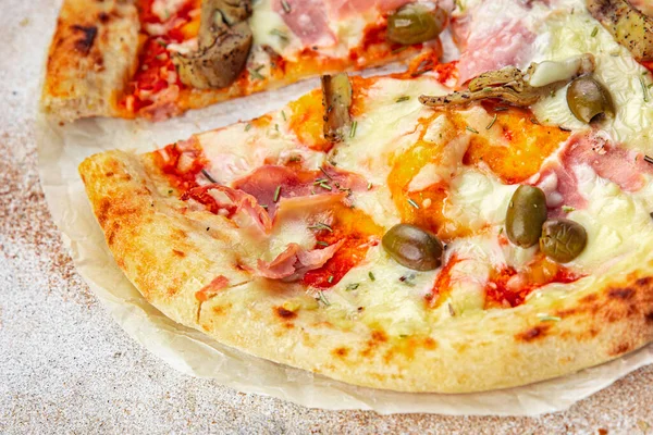 pizza enginarlı fast food jambonlu, zeytinli, iştah açıcı, yemek aperatifli, fotokopi makineli, arka plan kırsal manzaralı.