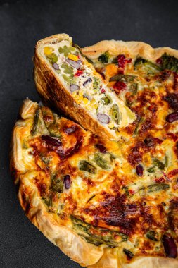 Sebze, kiş, baharatlı açık turta, sağlıklı pişirilmiş, aperatif yemek, abur cubur, fotokopi, uzay yemeği arka planı.