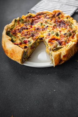 Sebze, kiş, baharatlı açık turta, sağlıklı pişirilmiş, aperatif yemek, abur cubur, fotokopi, uzay yemeği arka planı.