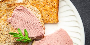 Pate foie gras ördek ciğer aperatif yemek aperatifleri masa üzerinde fotokopi alanı arka plan kırsal üst görünüm
