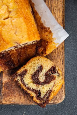 Pasta rulo çikolatalı tatlı lezzetli yemek atıştırmalıkları masanın üzerinde fotokopi uzayı arka plan kırsal manzarası