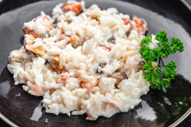 Risotto deniz ürünleri pilavı ikinci tabak taze sağlıklı yemek aperatif yemek aperatifler fotokopi masasında uzay yiyecekleri arka plan kırsal üst görünüm Pescetarian diyeti