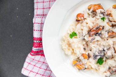 Risotto deniz ürünleri pilavı ikinci tabak taze sağlıklı yemek aperatif yemek aperatifler fotokopi masasında uzay yiyecekleri arka plan kırsal üst görünüm Pescetarian diyeti