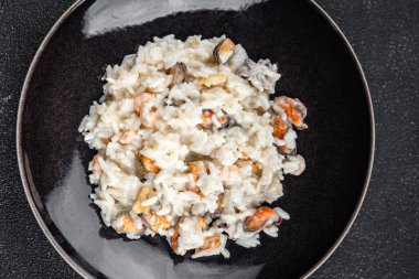 Risotto deniz ürünleri pilavı ikinci tabak taze sağlıklı yemek aperatif yemek aperatifler fotokopi masasında uzay yiyecekleri arka plan kırsal üst görünüm Pescetarian diyeti