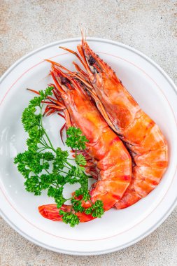 Langoustine büyük karides gambas karides yemek aperatif yemek atıştırmalığı fotokopi masasında uzay yiyecekleri arka plan kırsal üst görünüm 