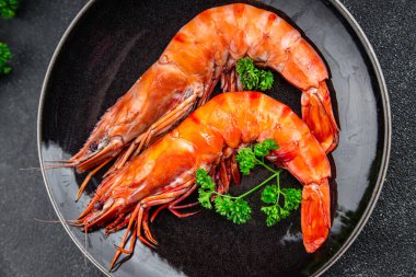 Langoustine büyük karides gambas karides yemek aperatif yemek atıştırmalığı fotokopi masasında uzay yiyecekleri arka plan kırsal üst görünüm 