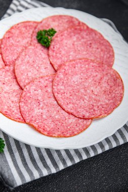 Salam sosisi taze et ürünleri aperatif yemek atıştırmalıkları masanın üzerinde fotokopi alanı yiyecek arka plan kırsal manzarası