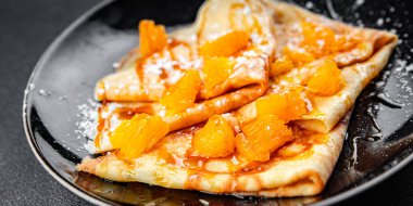 tatlı krep portakal şurubu taze yemek aperatifi masaya yemek abur cubur fotokopi uzay yemek arka plan kırsal üst görünüm