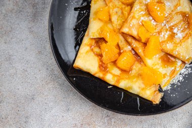 tatlı krep portakal şurubu taze yemek aperatifi masaya yemek abur cubur fotokopi uzay yemek arka plan kırsal üst görünüm