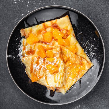 tatlı krep portakal şurubu taze yemek aperatifi masaya yemek abur cubur fotokopi uzay yemek arka plan kırsal üst görünüm