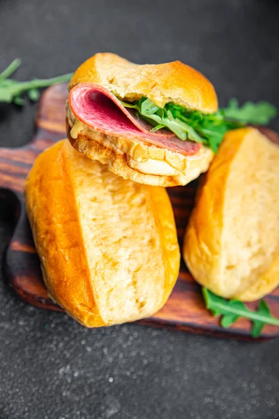 Sandwich Salami Pain Saucisse Roquette Laitue Verte Prêt Manger Cuisson — Photo