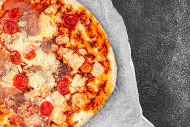 Pizza jamonu, domates sosu, peynir taze yemek aperatif yemek aperatifleri fotokopi masasında uzay yemeği arka plan kırsal manzarası