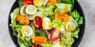 Salata bıldırcın yumurtası taze sağlıklı yemek aperatifi yemek aperatifi masa başı yemek arka plan fotokopisi kırsal üst görüş keto veya paleo diyet vejetaryen yemek