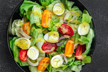 Salata bıldırcın yumurtası taze sağlıklı yemek aperatifi yemek aperatifi masa başı yemek arka plan fotokopisi kırsal üst görüş keto veya paleo diyet vejetaryen yemek