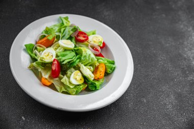 Salata bıldırcın yumurtası taze sağlıklı yemek aperatifi yemek aperatifi masa başı yemek arka plan fotokopisi kırsal üst görüş keto veya paleo diyet vejetaryen yemek