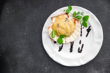 Deniz tarağı Saint Jacques terrine suflesi doldurulmuş deniz ürünleri taze lezzetli yemek aperatifleri masanın üzerinde fotokopi uzayı yemek arka planı kırsalında. 