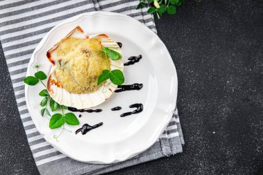 Deniz tarağı Saint Jacques terrine suflesi doldurulmuş deniz ürünleri taze lezzetli yemek aperatifleri masanın üzerinde fotokopi uzayı yemek arka planı kırsalında. 