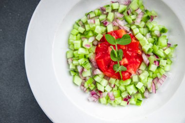 Sebze salatası, salatalık, domates soğan taze sebze aperatifler sağlıklı beslenmeye hazır aperatif yemek atıştırmalıkları fotokopi masasında uzay yiyecekleri arka plan kırsal üst manzara keto veya paleo