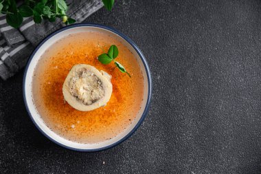 Bouillon kemikli sığır eti çorbası. İlk yemek. Lezzetli, sağlıklı, iştah açıcı yemek.