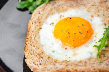 Kızarmış yumurtalı tost yumurta sarısı proteini lezzetli kahvaltı lezzetli sağlıklı yemekler iştah açıcı yemek aperatifler masada fotokopi uzayı arka plan kırsal manzarası