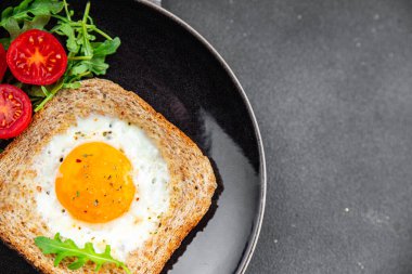 Kızarmış yumurtalı tost yumurta sarısı proteini lezzetli kahvaltı lezzetli sağlıklı yemekler iştah açıcı yemek aperatifler masada fotokopi uzayı arka plan kırsal manzarası