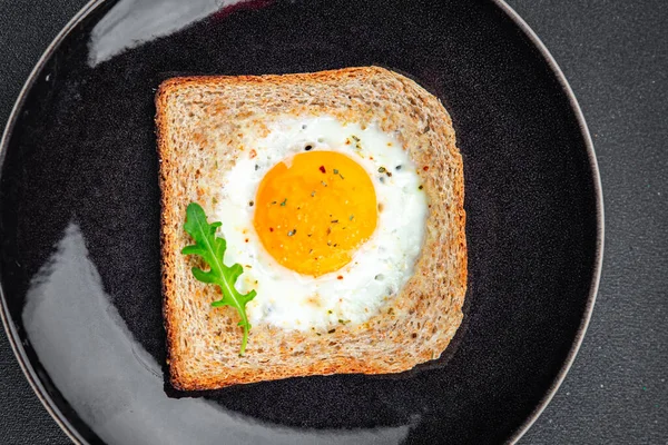 Kızarmış yumurtalı tost yumurta sarısı proteini lezzetli kahvaltı lezzetli sağlıklı yemekler iştah açıcı yemek aperatifler masada fotokopi uzayı arka plan kırsal manzarası