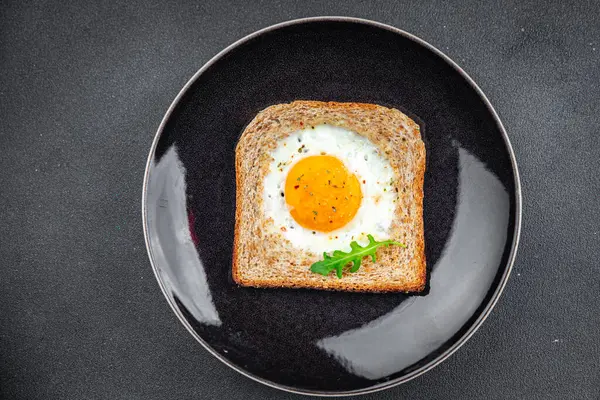 Kızarmış yumurtalı tost yumurta sarısı proteini lezzetli kahvaltı lezzetli sağlıklı yemekler iştah açıcı yemek aperatifler masada fotokopi uzayı arka plan kırsal manzarası