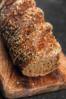 Çavdar ekmeği ayçiçeği tohumunu dilimler taze pişmiş yiyecekler sağlıklı iştah açıcı yemek aperatifleri masada fotokopi uzayı arka plan kırsal manzarası