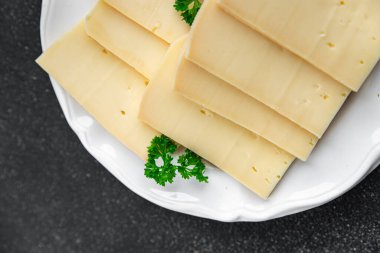 Rulo peynirli yemek aperatifi. Yemek atıştırmalığı. Fotokopi masasında.