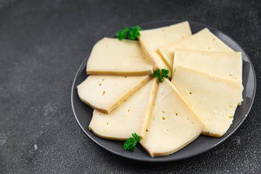 Rulo peynirli yemek aperatifi. Yemek atıştırmalığı. Fotokopi masasında.