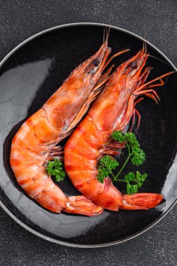 Langoustine büyük gambas karides taze karides iştah açıcı yemek aperatifleri fotokopi masasında uzay yiyecekleri arka plan kırsal üst görünüm