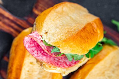 Sandviç ekmeği, sosis, salam, roka, yeşil marul iştah açıcı yemek aperatifleri fotokopi masasında uzay yiyeceklerinin arka plan kırsal manzarası.