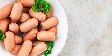 Sosisler domuz eti, taze et, fast food, aperatif, abur cubur yemek, fotokopi, uzay yemeği arka plan, kırsal alan manzarası.