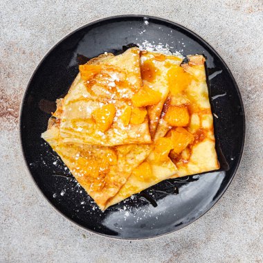 Krep tatlı krep portakallı meyve şurubu taze tatlı iştah açıcı yemek aperatifi fotokopi masasında uzay yiyecekleri arka plan kırsal üst görünüm